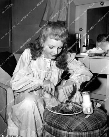 crp-15108 1946 candid Janet Blair w prime rib and horse raddish in dressing room film Gallant Journey crp-15108