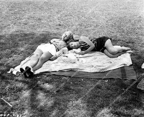 crp-15126 1944 sleeping beauties Leslie Brooks, Jeff Donnell take picnic nap crp-15126