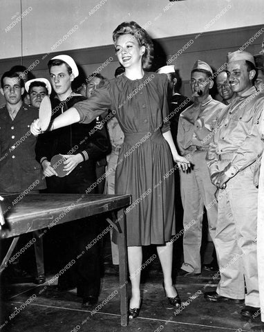 crp-15141 1944 Leslie Brooks plays ping pong w WWII servicemen crp-15141