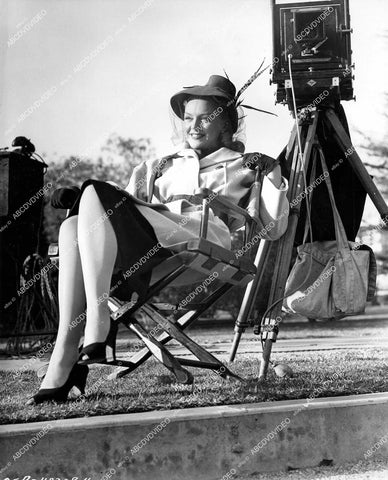 crp-15142 1946 candid Leslie Brooks sitting by still camera film The Man Who Dared crp-15142