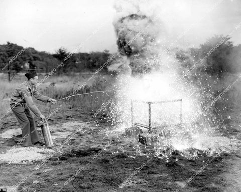crp-15164 1941 WWII Capt William A Johnson of chemical warfare uses carbon tetrachloride fire extinguisher crp-15164