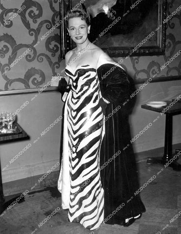 crp-15207 1953 Juliana Larsen (Mrs Bedford Sharpe) at Met Opera opening in zebra style fashion crp-15207