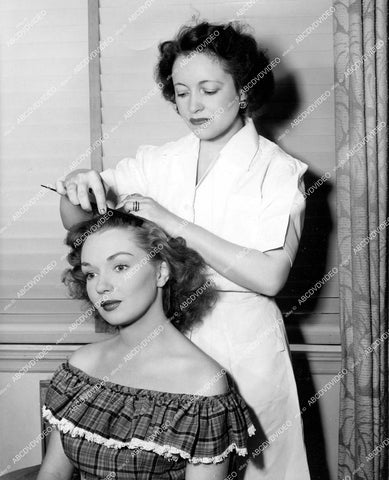 crp-15223 1949 Gloria Henry w Columbia Pics hair stylist Helen Hunt gets works film Rusty Saves a Life crp-15223