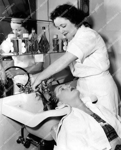 crp-15226 1949 Gloria Henry w Columbia Pics hair stylist Helen Hunt gets works film Rusty Saves a Life crp-15226