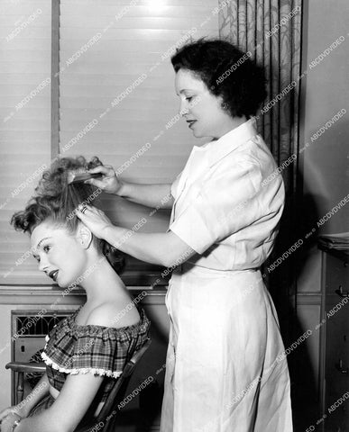 crp-15233 1949 Gloria Henry w Columbia Pics hair stylist Helen Hunt gets works film Rusty Saves a Life crp-15233
