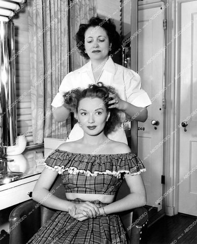 crp-15234 1949 Gloria Henry w Columbia Pics hair stylist Helen Hunt gets works film Rusty Saves a Life crp-15234