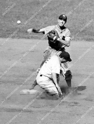 crp-15266 1944 MLBaseball NY Yankees George Stirnweiss vs George Myatt Washington Senators crp-15266