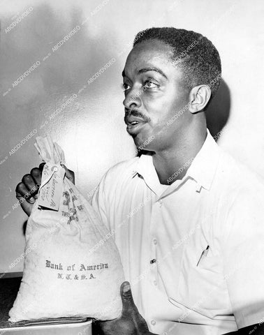 crp-15322 1967 honest citizen cab driver Theodore Hamlin finds sack of dimes worth $1,000.00 crp-15322