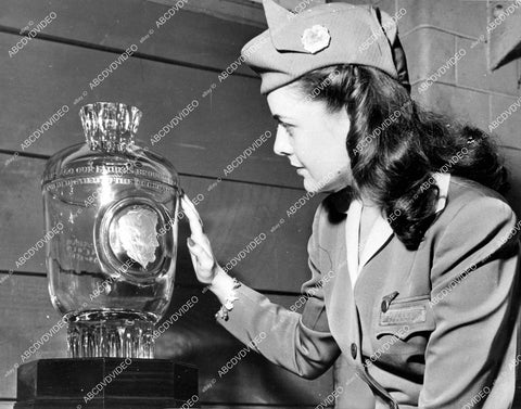 crp-15354 1950 Pan American Airlines stewardess Helen Gallagher w President Lincoln Urn of Czechoslovakian glass crp-15354