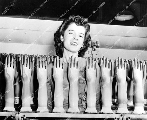 crp-15360 1944 Handy Gal pretty Lillian Daly w B.F. Goodrich's new synthetic rubber gloves for household use crp-15360