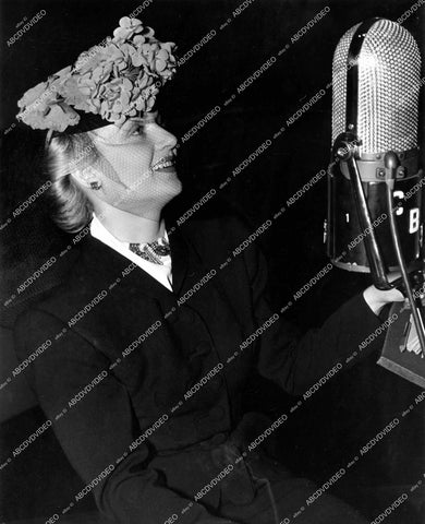 crp-15440 1938 beautiful Carole Lombard at microphone CBS radio Silver Theatre crp-15440