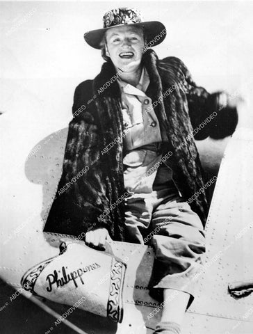 crp-15601 1945 Gracie Fields in airplane in south Pacific tour crp-15601
