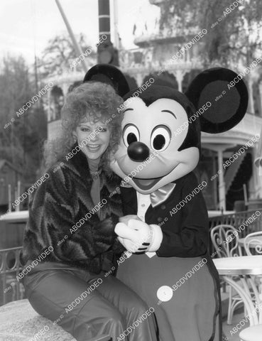 crp-01562 1989 Reba McEntire w Mickey Mouse at Disneyland TV Academy of Country Music Awards crp-01562