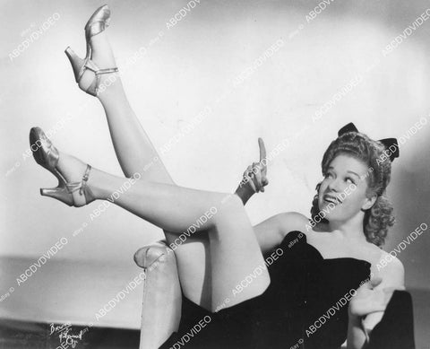 crp-01577 1943 Karole Singer of Ted Fio Rito band shows off great legs crp-01577