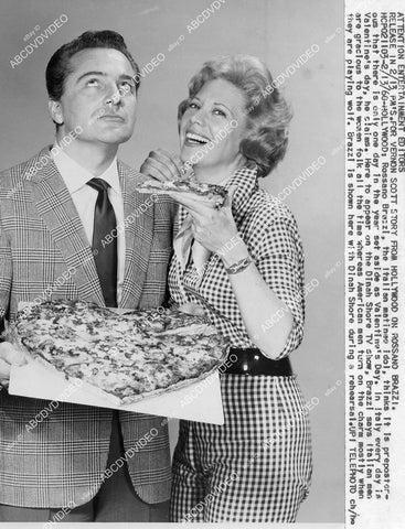 crp-01581 1960 Rossano Brazzi delivers a pizza to Dinah Shore since every day should be Valentine's Day crp-01581