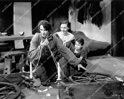 crp-16046 1941 Jovanni Gubitosi, Trevor Bardette, Mary Field James Hargreaves spinning jenny documentary short subject film The Man Who Changed the World (no IMDB) crp-16046