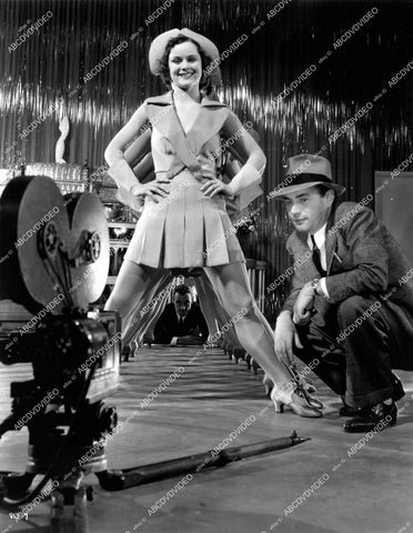 crp-16153 1934 unknown MGM chorus girls w director shooting camera through legs short subject film Mr Inquisitive (no IMDB) crp-16153