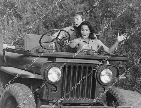 crp-01623 1977 Victoria Racimo, Robert Ginty go for jeep ride TV Baa Baa Black Sheep Squadron crp-01623
