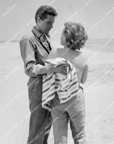 crp-01669 1963 Kerwin Mathews, Nadia Gray at the beach Hammer film Maniac crp-01669