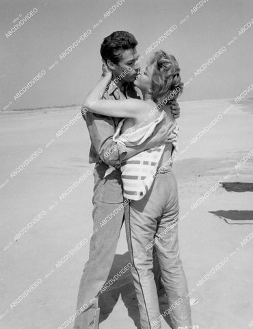crp-01671 1963 Kerwin Mathews, Nadia Gray at the beach Hammer film Maniac crp-01671