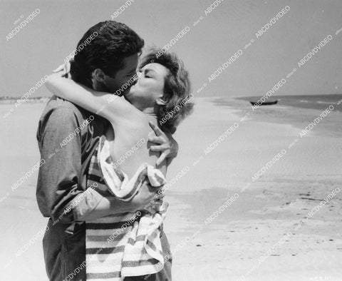 crp-01682 1963 Kerwin Mathews, Nadia Gray at the beach Hammer film Maniac crp-01682