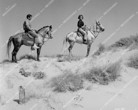 crp-01687 1963 Kerwin Mathews, Nadia Gray horsback ride at the beach Hammer film Maniac crp-01687