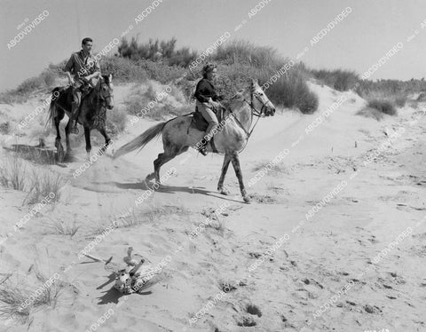 crp-01689 1963 Kerwin Mathews, Nadia Gray horsback ride at the beach Hammer film Maniac crp-01689