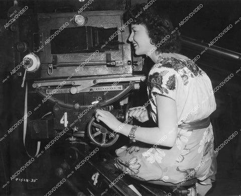 crp-00168 1948 photo Betty Gagnon looking through camera film debut on set Roy Rogers film The Gay Ranchero crp-00168