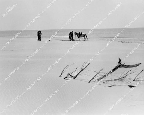 crp-01691 1963 Kerwin Mathews, Nadia Gray horsback ride at the beach Hammer film Maniac crp-01691