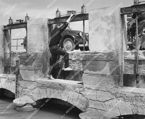 crp-01713 1963 Kerwin Mathews dumps a body in the river Hammer film Maniac crp-01713