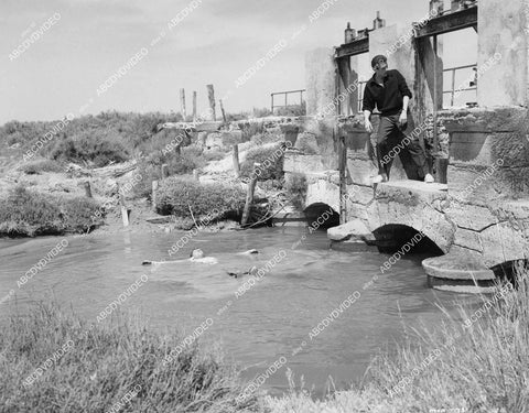 crp-01715 1963 Kerwin Mathews dumps a body in the river Hammer film Maniac crp-01715
