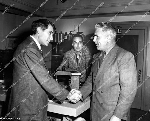 crp-17267 1946 director John Sturges, Trevor Bardette, LAPD forensic expert Lt Leland Jones film The Man Who Dared crp-17267