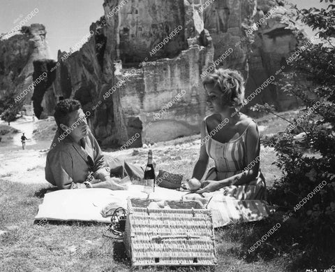 crp-01805 1963 Kerwin Mathews, Nadia Gray go for picnic Hammer film Maniac crp-01805