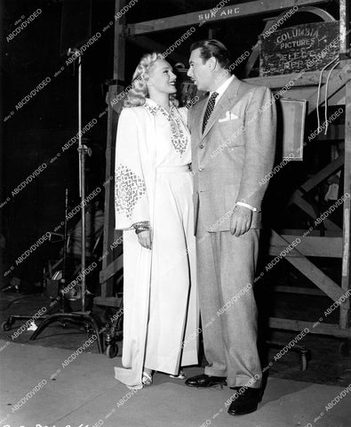 crp-18076 1947 Adele Jergens, George Brent on set film The Corpse Came C.O.D. crp-18076