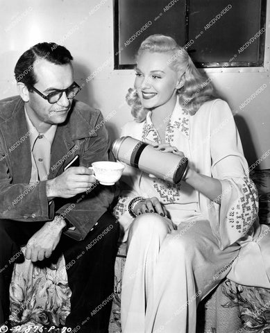 crp-18080 1947 director Henry Levin, Adele Jergens enjoy cup of coffee on set film The Corpse Came C.O.D. crp-18080