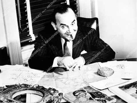 crp-18204 1944 Jimmy Savo looks over map and WWII Allied advances in Italy crp-18204