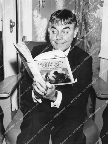 crp-18211 1949 Jimmy Savo reading book Robinson Crusoe crp-18211