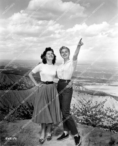 crp-18287 1957 beauties Elaine Stewart & Diane Foster on location Mancos Valley Colorado film Night Passage crp-18287