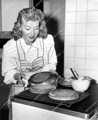 crp-18379 1947 Penny Singleton in the kitchen baking a layer cake crp-18379