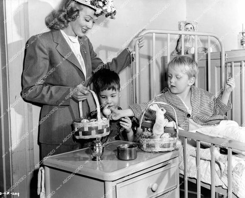 crp-18406 1941 Penny Singleton pays Easter Basket visit to Children's Hospital Hollywood crp-18406
