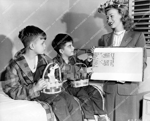 crp-18407 1941 Penny Singleton pays Easter Basket visit to Children's Hospital Hollywood crp-18407