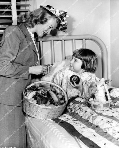 crp-18410 1941 Penny Singleton pays Easter Basket visit to Children's Hospital Hollywood crp-18410