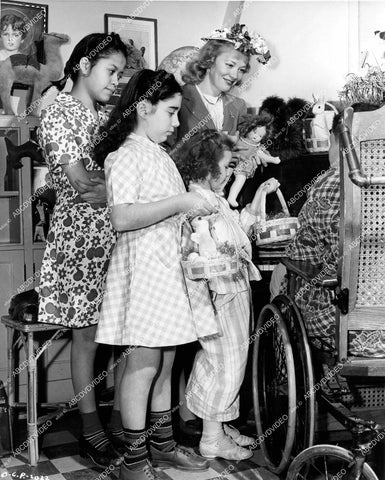 crp-18422 1941 Penny Singleton pays Easter Basket visit to Children's Hospital Hollywood crp-18422