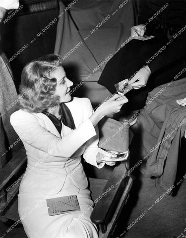 crp-18460 1937 candid Florence Rice trades photos w friend on set film Beg Borrow or Steal crp-18460