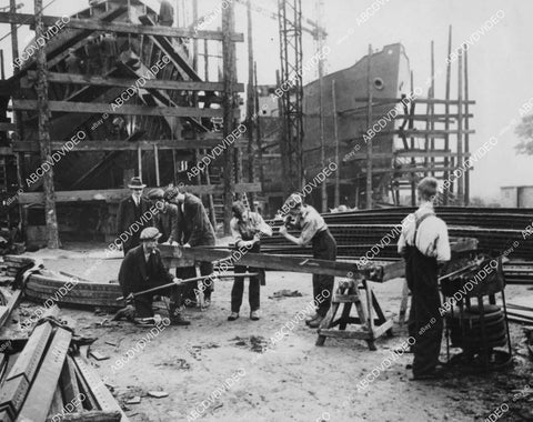crp-01851 1941 WWII news photo Young Brittons Learn About Shipbuilding England builds merchant marine ships crp-01851