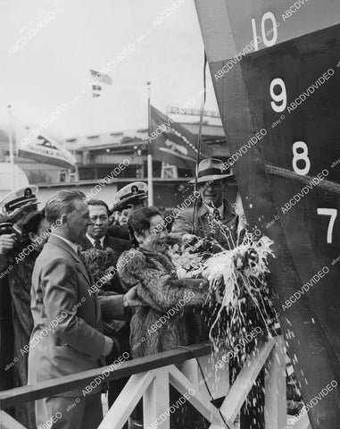 crp-01854 1943 WWII news photo Launching Liberty Ship Sun Yat Sen Wei Tao-ming christens ship in Sausalito, Ca crp-01854