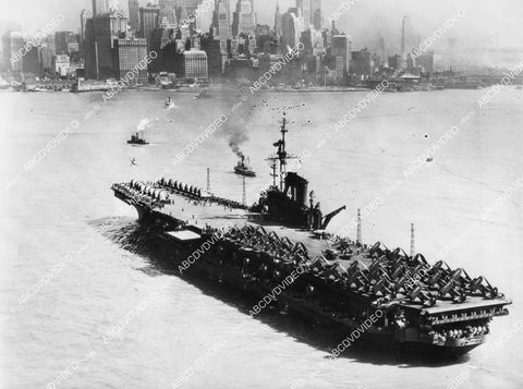 crp-01869 1946 news photo aircraft carrier USS Midway against the New York Skyline crp-01869
