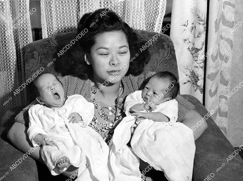 crp-1874 1944 ori gphoto Long Beach, Ca Twins Are Rare for Chinese Daisy Lew w twin daughters Pauline & Eileen crp-1874