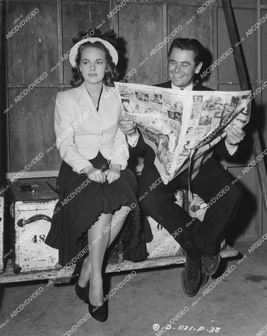 crp-00195 1948 Terry Moore Glenn Ford pass the time on set film The Return of October crp-00195