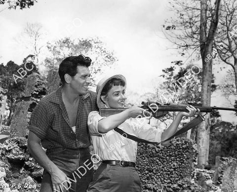 crp-02067 1956 Ron Randell gives Donna Reed some rifle shooting lessons on location film Beyond Mombasa crp-02067